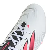 Championes de fútbol Adidas modelo Predator Club Fg/Mg, color blanco con diseño en fucsia y negro, cordones blancos y suela con tapones para césped firme y multisuperficie.