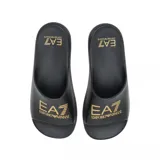 Ojotas de diseño ergonómico en color negro, con logo de la marca EA7 Emporio Armani estampado en color dorado en la banda superior y en la plantilla.