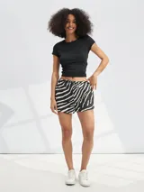 Short de tela liviana con textura arrugada, color negro, con cintura elástica y cordón ajustable.