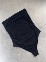 Bombacha de bikini negra, modelo vedetina maternal con forro.