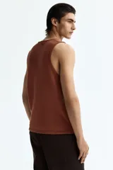 Musculosa en punto de mezcla de algodón H&M, color marrón con cuello redondo y sisas amplias.