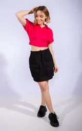 Minifalda negra de corte recto con cintura elástica ajustable con cordón y bolsillos tipo cargo con solapa.