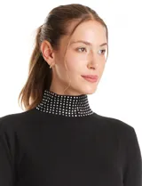 Polera de tejido soft color negro, con cuello alto y puños decorados con apliques de strass. Presenta un diseño de manga larga y corte ajustado.
