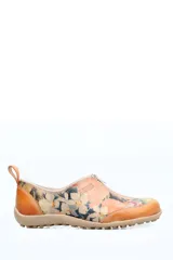 Zapato de cuero con estampado floral, cierre frontal y suela de goma.