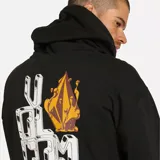 Canguro con cierre frontal de la marca Volcom, color negro, con capucha ajustable mediante cordones y bolsillos tipo canguro. Presenta un pequeño estampado gráfico en el pecho izquierdo.