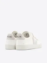 Championes Veja modelo Recife, de diseño minimalista en color blanco con detalles en gris claro. Presentan cierre mediante tres tiras de velcro, logo lateral en forma de V y suela de caucho.