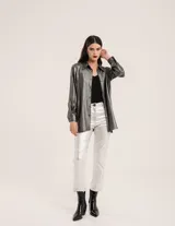 Pantalón negro estilo jeanero confeccionado en gabardina elastizada con terminación metalizada, pierna recta con largo por arriba del tobillo, cierre delantero y botón.