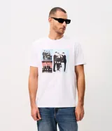Remera blanca de manga corta y cuello redondo con estampa frontal inspirada en The Beatles.