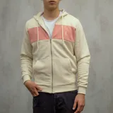 Campera con capucha color arena con franja horizontal rosa viejo en el pecho y logo bordado. Cierre frontal con cremallera y bolsillos laterales.