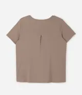 Remera deportiva de manga corta y cuello redondo, confeccionada en poliamida con elastano, de color rosado y diseño liso.