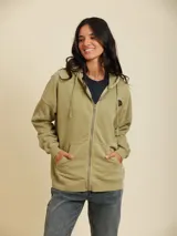 Canguro con cierre frontal, capucha con cordones ajustables, bolsillos tipo canguro y logo bordado en el pecho. Presenta un diseño holgado con puños y ruedo acanalados.