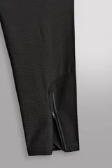 Pantalón de entrenamiento slim fit Zara Athleticz color negro, confeccionado en tejido técnico ligero y elástico con estructura combinada a contraste. Cuenta con cintura elástica ajustable con cordón, bolsillos frontales y trasero con cierre de cremallera, y bajo ajustable con cremallera en los laterales.