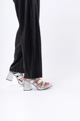 Sandalias de cuero negro con plataforma y taco cuadrado, tiras anchas sobre el empeine y detalle de tachas doradas en la base.