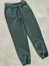 Pantalón de jogging verde de felpa con puños elásticos.