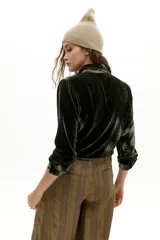 Camisa de manga larga confeccionada en terciopelo de seda color verde musgo, con cuello camisero clásico y botones forrados al tono.