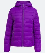 Campera puffer ultra ligera de Blue Steel, color rojo, con capucha, cierre frontal y bolsillos laterales con cremallera. Diseño acolchado con relleno sintético.