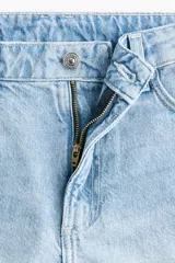 Short de cinco bolsillos en denim de algodón rígido, con tiro alto y bajo deshilachado.