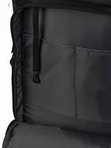 Mochila Caterpillar de diseño funcional, color negro, confeccionada en poliéster ripstop reciclado. Cuenta con un compartimento principal amplio con bolsillo interior, bolsillo frontal con cierre y panel organizador, bolsillos laterales de malla y detalles reflectantes.
