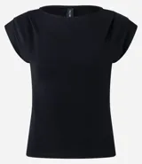 Blusa de viscosa roja con cuello redondo, sin mangas y pliegues decorativos en los hombros.