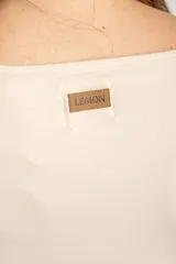 Remera color crema de algodón y elastano, de corte ajustado y mangas largas, con cuello barco.