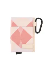 Tarjetero compacto de diseño geométrico en tonos rosados y beige, con protección RFID, mecanismo de extracción de tarjetas y mosquetón metálico lateral.