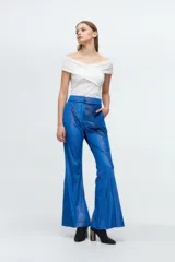 Top off-the-shoulder confeccionado en microtul con apliques brillantes. Presenta un diseño cruzado en el frente y ajuste al cuerpo.