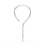 Collar rígido con caída central, con cristales blancos talla octogonal engarzados en montura plateada con baño de rodio.