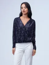 Blusa de fiesta color borgoña, marca Ninety, confeccionada en microtul bordado con lentejuelas. Tiene escote en V cruzado, ruedo elastizado y forro interno a tono.