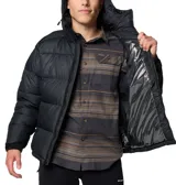 Campera puffer negra con capucha ajustable, cierre frontal completo y bolsillos laterales con cierre. Cuenta con tecnología Omni-Heat reflectante en el interior para mayor retención de calor y puños ajustables.