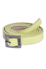 Cinturón amarillo con textura símil cuero y hebilla metálica rectangular con el nombre de la marca grabado.