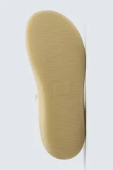 Zapatilla deportiva tipo barefoot confeccionada en piel color blanco roto con apliques de gamuza en tonos grises. Posee puntera redondeada y ancha, cierre mediante cordones al tono y suela de goma flexible en color caramelo con tecnología drop 0.