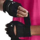 Guantes de entrenamiento Under Armour color rosa con detalles en negro. Palma de cuero para mayor protección y agarre. Dorso de la mano perforado para ventilación. Inserciones de forro polar en el pulgar. Muñequera elástica ajustable.
