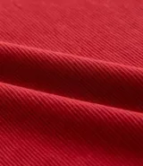 Polo de hombre slim fit color beige, confeccionada en tejido de media malla acanalada de algodón sostenible, con cuello clásico con botones y mangas cortas.