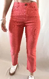 Pantalón jean color coral, de corte recto y tiro alto.