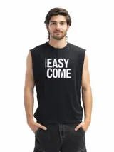 Musculosa de corte oversized color negro, con cuello redondo y estampa frontal en color blanco con la frase 'EASY COME'.