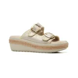 Sandalias color champagne con plataforma de yute y doble tira con hebillas decorativas.