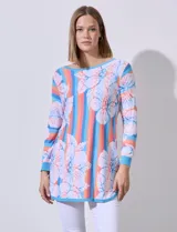 Buzo tejido de hilado fino marca Ruby Rd, con cuello redondo y mangas 3/4. Diseño a rayas verticales en tonos celeste, naranja y blanco, con estampado floral.