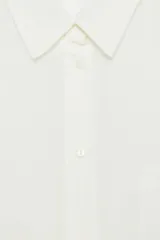 Camisa oversize blanca de cuello solapa y manga larga con puños anchos. Cuenta con cierre frontal de botones y un bolsillo aplicado en el frente.