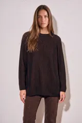 Sweater de punto con textura acanalada vertical, diseño oversize, cuello redondo y mangas largas. Confeccionado en algodón peinado.