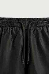 Short de baño negro de tejido técnico, con cintura elástica ajustable con cordón, bolsillos laterales y forro interior, perteneciente a la colección especial Aaron Levine x Zara.