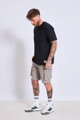 Bermuda color beige con bolsillos cargo laterales.