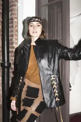 Minifalda negra con cuadrados de cuero unidos por tejido de crochet color beige y botones de madera.