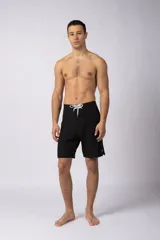 Short de baño negro liso, con cordón blanco regulable en la cintura y un pequeño parche con logo VCP en la parte inferior izquierda.