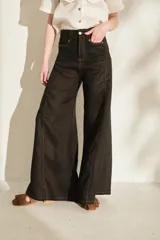Pantalón de lino blanco de corte wide leg, con diseño amplio y costuras pespunteadas a contratono.