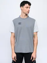 Remera deportiva Umbro de corte clásico, color gris con mangas cortas blancas y logo de la marca en el pecho.