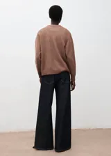 Chaleco de punto fino con cuello redondo y diseño oversize de manga larga, confeccionado en una mezcla de lana con ribetes en canalé.