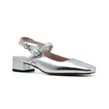 Zapato de vestir negro charol con punta fina, dos tiras finas sobre el empeine y taco bajo cuadrado.