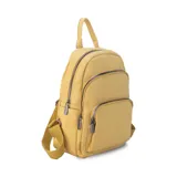 Mochila color ocre de símil cuero con cierres metálicos, doble bolsillo frontal, asa de mano y correas regulables en galón.