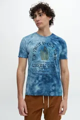 Remera celeste con efecto tie-dye y estampa con cactus y texto en negro.