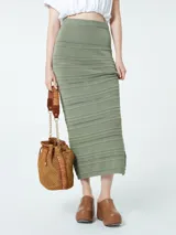 Falda midi verde tejida a crochet con cintura elástica.